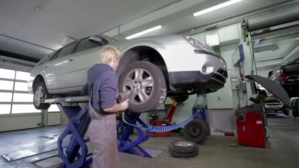 Vulcaniser checking tires — Stock Video