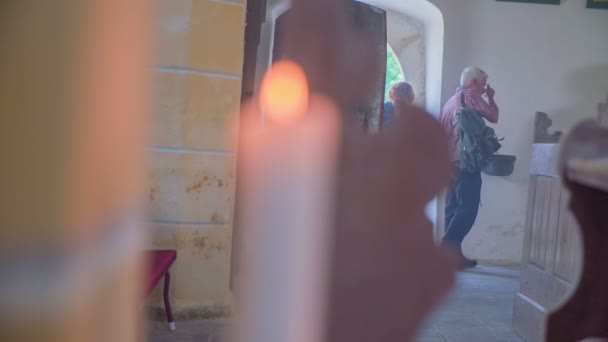 Les chrétiens plus âgés ouvrent la porte de l'église — Video