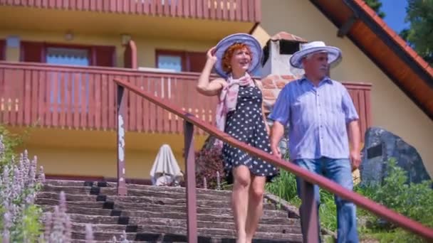 Pareja está caminando lentamente por las escaleras — Vídeo de stock