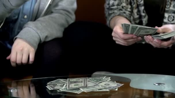 Meisjes houden van dollarbiljetten — Stockvideo