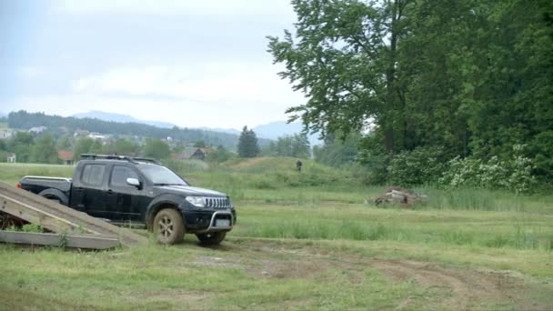 Автомобіль їде по брудні дороги — стокове відео