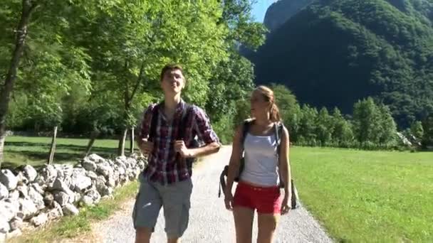 Adolescentes amigos es en un aventurero montañismo tira — Vídeo de stock