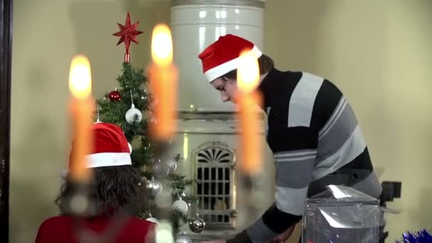 Pareja decorando árbol de Navidad — Vídeo de stock