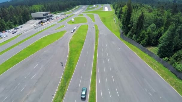 Ländliches Polygon, das für Fahrtraining verwendet wird — Stockvideo