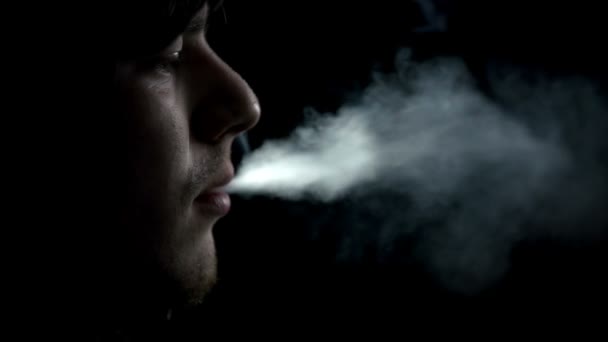 Hombre joven fumando — Vídeo de stock