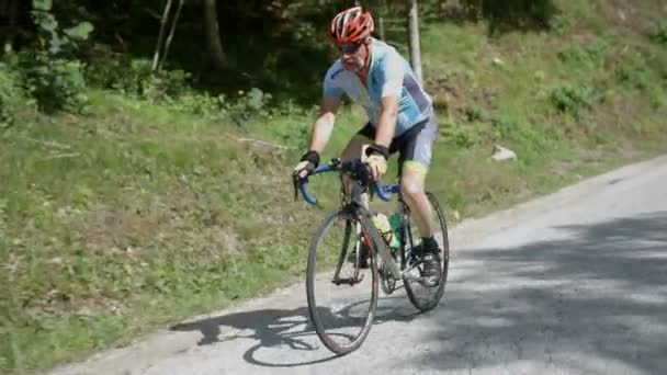 Egy kerékpár maraton Szlovéniában lovaglás kerékpárosok — Stock videók