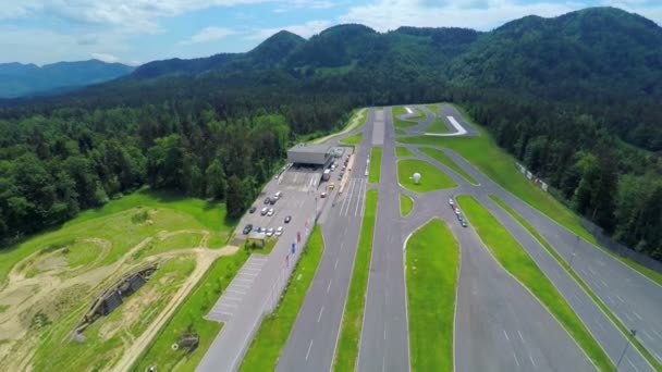 Pista de corridas com cursos de asfalto em um campo — Vídeo de Stock