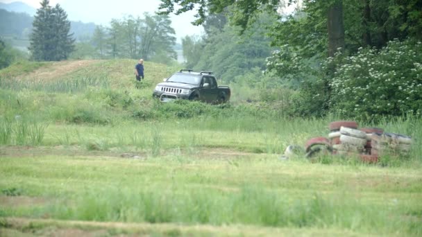 Auto rijdt op vuil weg — Stockvideo