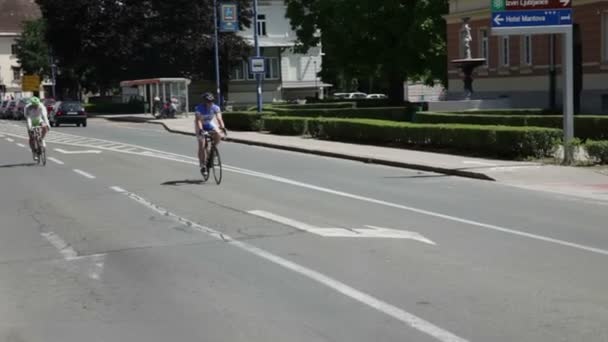 Велосипедисти їзда на велосипеді марафоні у Словенії — стокове відео