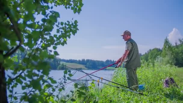 Fischer fängt gerade einen Fisch — Stockvideo