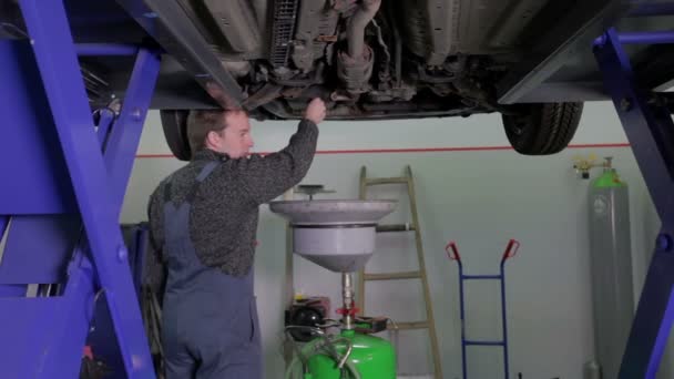 mécanicien travaillant sur un service annuel 