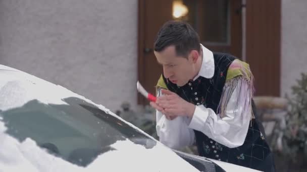 Young musician cleaning  windshield — Stock Video