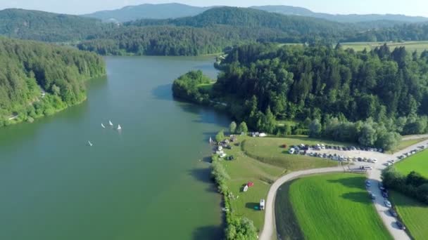 Atemberaubender Blick auf den See und die umliegenden Wälder — Stockvideo