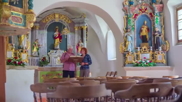 As pessoas estão visitando o interior da igreja — Vídeo de Stock