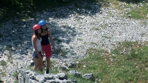 Amigos estão em uma faixa de montanhismo aventureiro — Vídeo de Stock