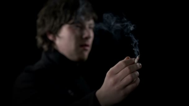 Человек, курящий сигарету — стоковое видео