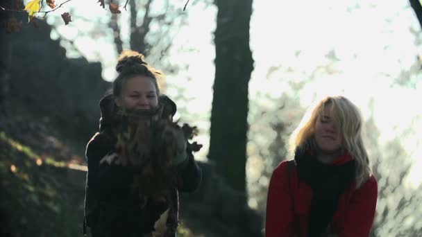 Femmes jetant des feuilles d'automne — Video