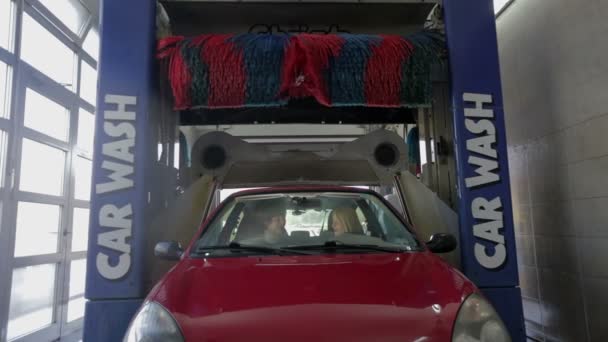 Autó megy át a tisztítási folyamat — Stock videók