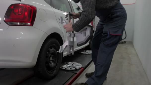 Trabajador que revisa los neumáticos del coche — Vídeo de stock