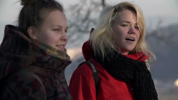 Jonge vrouwen rondlopen — Stockvideo