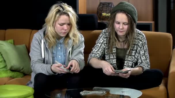 Chicas sosteniendo billetes de dólar — Vídeos de Stock