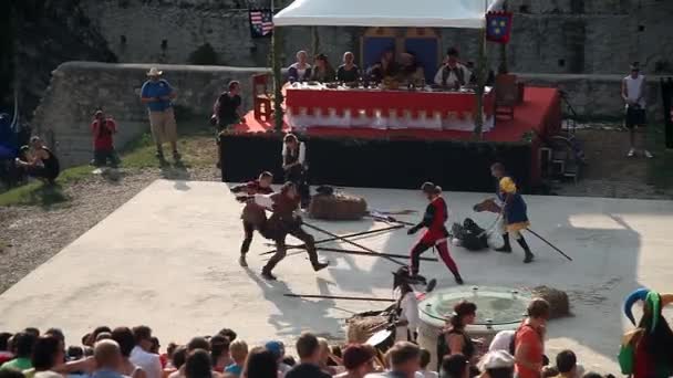 Festival with reenactment of fighting knights — Stock Video