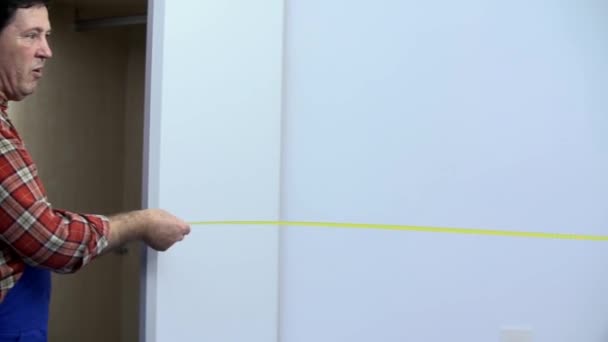 Men measuring  wardrobe — Stock Video