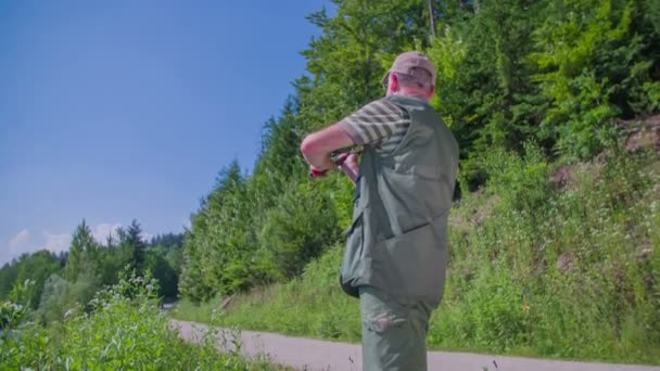 Pescador está lanzando el cebo en el agua — Vídeos de Stock