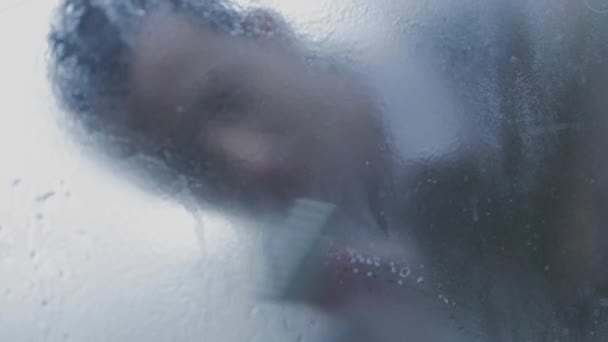 年轻的音乐家清洗挡风玻璃 — 图库视频影像