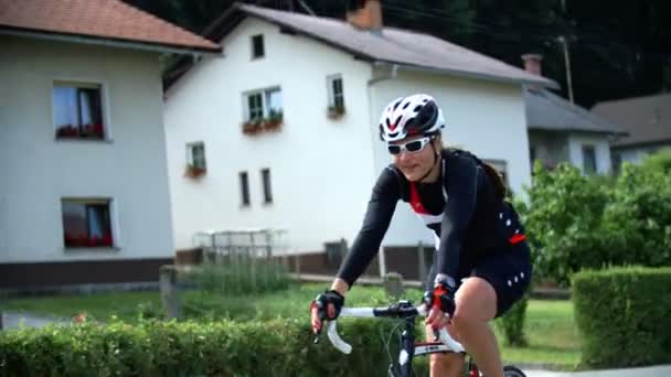 Ciclista andando em uma maratona de bicicleta na Eslovênia — Vídeo de Stock