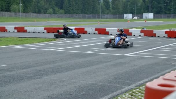 Carrinho concorrência na pista de corrida — Vídeo de Stock