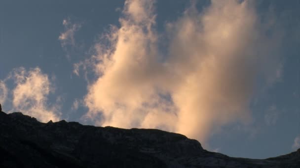 Тучи, летящие над горами — стоковое видео