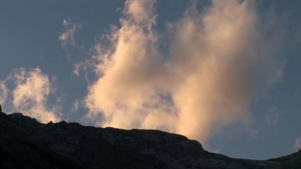 Wolken über den Bergen — Stockvideo