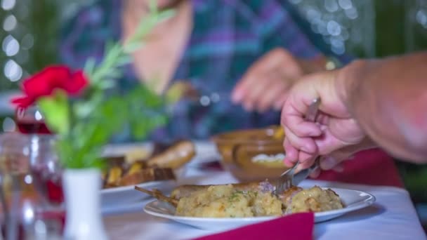 Pareja está cortando y comiendo su comida en un restaurante — Vídeo de stock