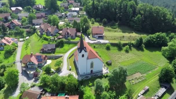 Vacker kyrka mitt i byn — Stockvideo