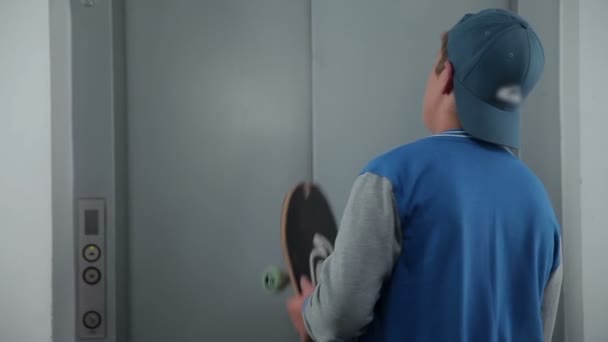 adolescent attendant l'arrivée d'un ascenseur 