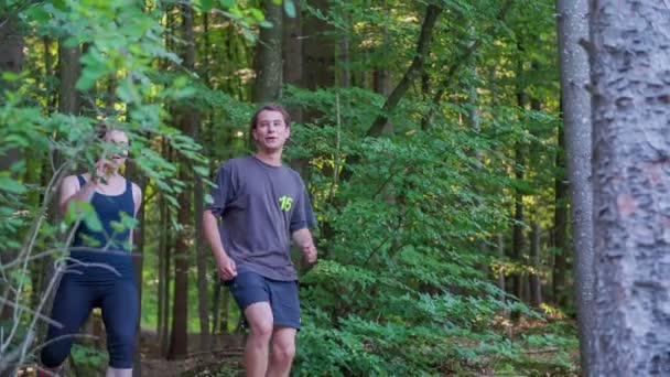 Çift bir orman yoluyla yokuş aşağı koşu — Stok video