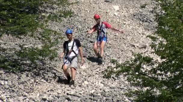 Tizenévesek hegymászó készségeiket gyakorlás — Stock videók