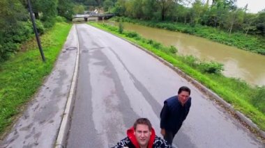 Uçan kamerayı yakalayan adam