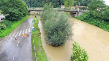 Sel nehri ve kapalı yol üzerinde yükselen