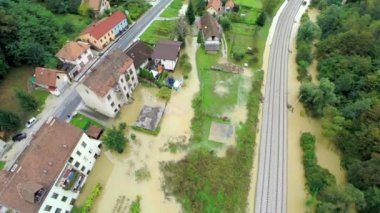 Sular altında kalan evler ve demiryolu üzerinde uçmak