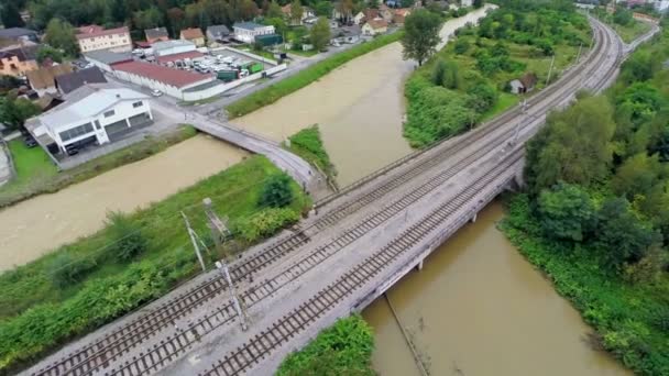 Río y ferrocarril con carretera inundada bajo — Vídeo de stock