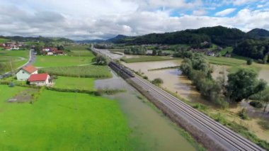 raylar ve sular altında alanları tren ile manzara