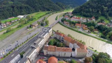 Uçan şehir bina ve çalışan Nehri üzerinde