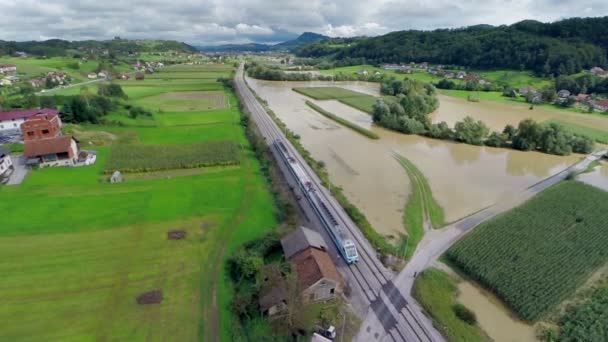 Zboară în spatele trenului de pasageri — Videoclip de stoc