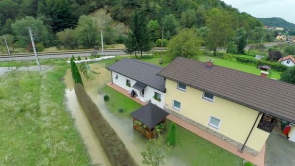 Flying over backyard of house in flooded water — Stock Video