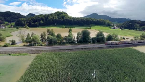 Sular altında kalan kırsal alanlar üzerinde tren yolculuğu — Stok video