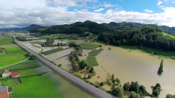 Muy por encima del paisaje inundado en un día soleado — Vídeos de Stock