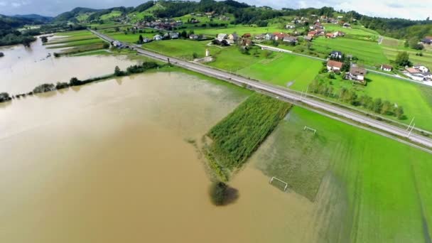 Inundação pesada em terrenos mais baixos ao redor do rio — Vídeo de Stock