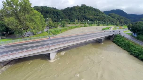 Voando com a corrente do rio sobre a ponte — Vídeo de Stock